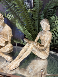 Escultura mulher lendo - comprar online