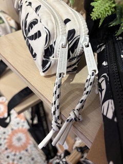 Estojo coqueiro branco e preto - Studio54decora
