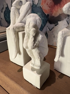 Escultura menino cócaras na internet