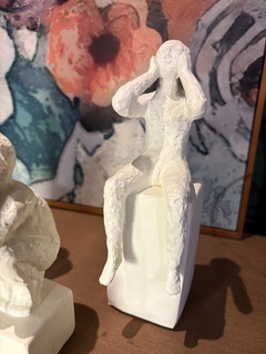 Escultura homem surpreso na internet