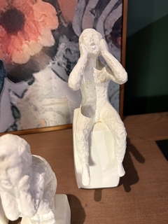 Escultura homem surpreso - comprar online