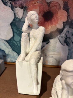 Escultura homem pensando na internet