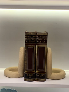 Aparador livros círculos na internet