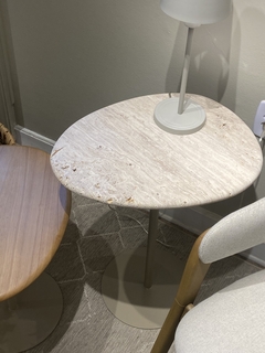 Mesa lateral folha travertino