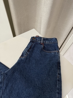 Calça Jeans Mom Feminina Cintura Alta escura na internet