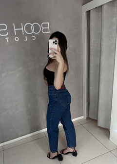 Calça Jeans Mom Feminina Cintura Alta escura na internet