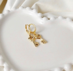 Brincos argola chave coração (dourado) - comprar online
