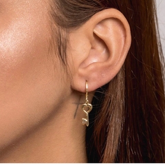 Brincos argola chave coração (dourado)