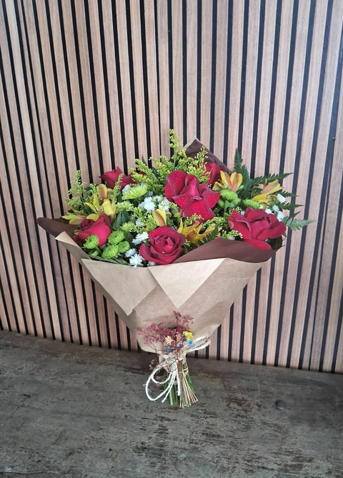 BUQUÊ 5 ROSAS RÚSTICO