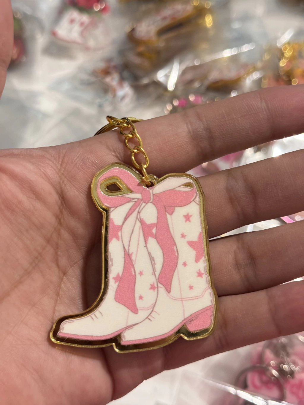 LLAVERO VAQUERO PINK MODELO CRISTAL BOTAS BLANCAS LISTON ROSA