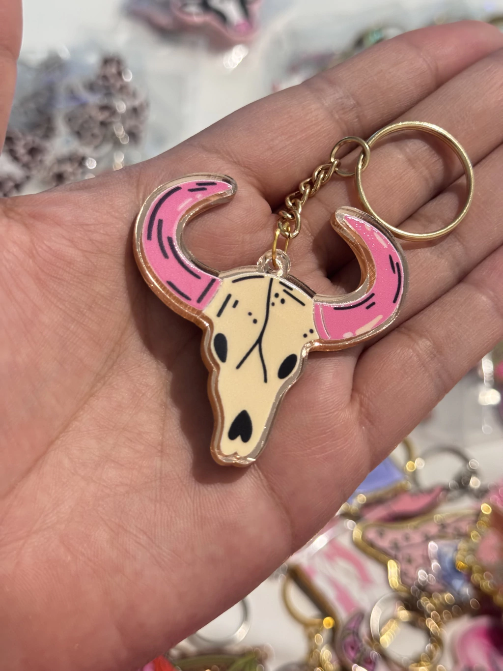 LLAVERO VAQUERO PINK MODELO CRISTAL CRANEO CUERNOS ROSAS