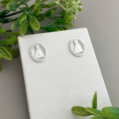 Brinco Oval N.Sr Aparecida Vaz Borda Crav 1,3X1,6Cm - Prata 925