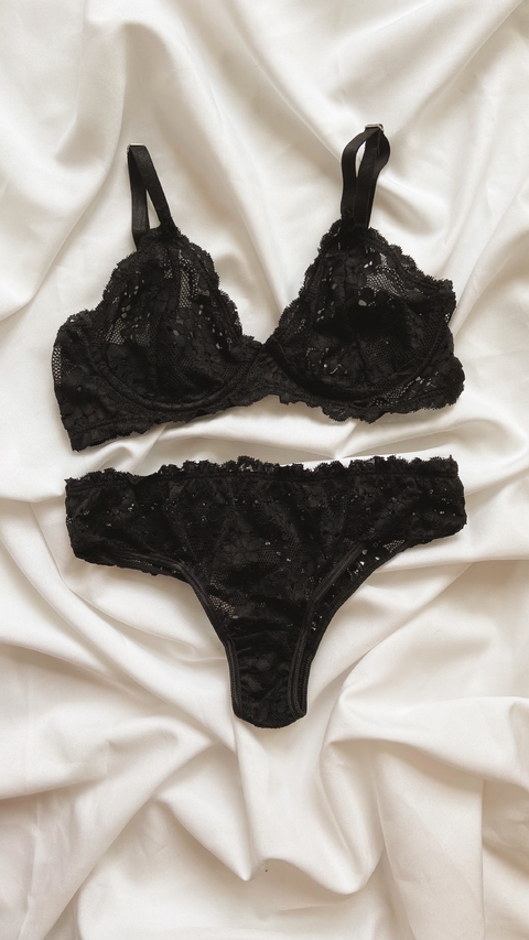 CONJUNTO ARTEMISA NEGRO PUNTILLA FLORES