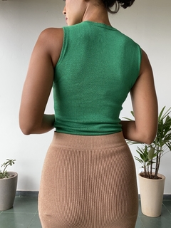 BLUSA COM RECORTE FRONTAL na internet