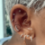 Piercing Labret Barra Curvada confeccionada em titânio PVD cravejada com Zircônia Swarovski