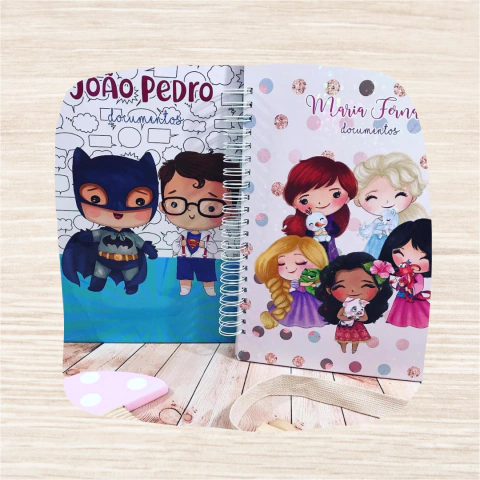 Kit maternidade Heróis e Princesas com: 2 Porta documentos grandes