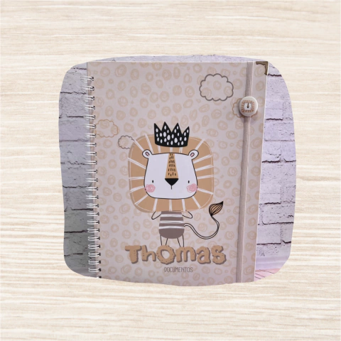 Porta documentos personalizado Leão bege Nosso porta documentos personalizado Leão bege é a solução perfeita para organizar a vida do seu bebê ou família, de forma simples e funcional.