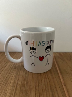 CANECA COM LOGOTIPO MENINOS - IH ASSUMI