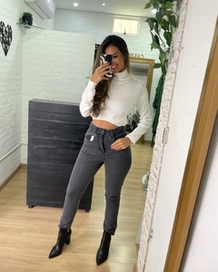 calça mom preta botão