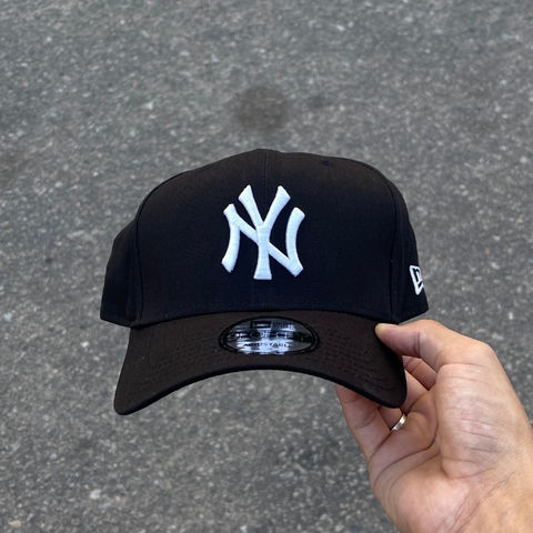 BONÉ 9FORTY NEW ERA NEW YORK YANKEES LOGO BASE PRETO