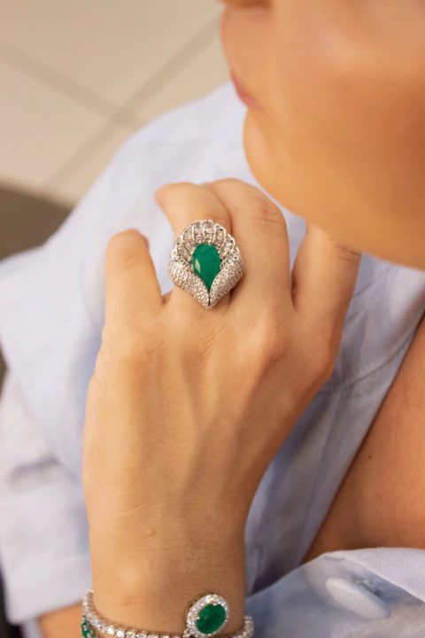 Anel Verde Esmeralda com Detalhe Cravejado Banhado em Rodio Branco