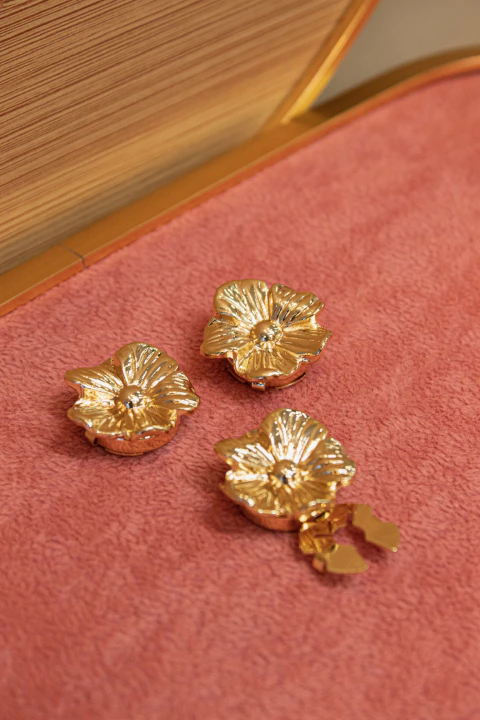 Abotoador de Camisa em Formato de Flor Chapado Dourado