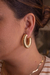 Argola com Detalhes Estriados em Tubo Banhada em Ouro 18k Tamanho M MÉDIA