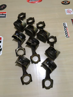 Jogo de pistões com bielas originais Ford 302-V8.