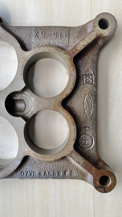Carburador Motorcraft, placa espaçadora e válvula EGR de contrapressão originais dos motores Ford Big Block 429 e 460.