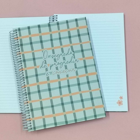 Caderno Colegial 18x25 Capa Dura 100 fls Coleção Fofurices | O SEGREDO DE PROGREDIR É COMEÇAR