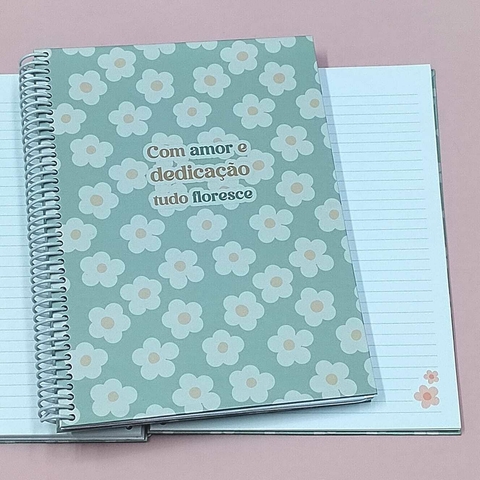 Caderno Colegial 18x25 Capa Dura 100 fls Coleção Fofurices | COM AMOR E DEDICAÇÃO TUDO FLORESCE
