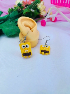 Brinco Bob Esponja – Direto da Fenda do Biquíni pro seu look