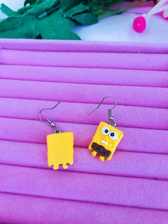 Brinco Bob Esponja – Direto da Fenda do Biquíni pro seu look