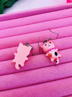 Brinco Gato Rosa – Um toque fofo, místico e irresistível