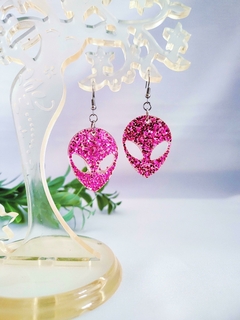 Brinco Alien Cabeça de ET Grande com Olho Vazado – Rosa e Amarelo