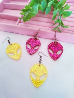 Brinco Alien Cabeça de ET Grande com Olho Vazado – Rosa e Amarelo