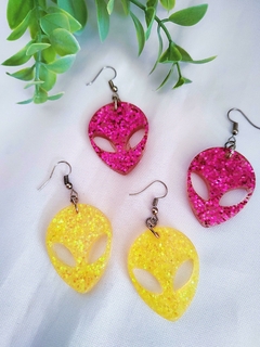 Brinco Alien Cabeça de ET Grande com Olho Vazado – Rosa e Amarelo