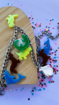 Gargantilha Metálica com Animais Coloridos – Estilo e Originalidade