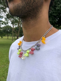 Gargantilha Metálica com Ursos Gummy Pastel – Doce e Estilosa