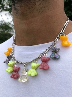 Gargantilha Metálica com Ursos Gummy Pastel – Doce e Estilosa