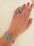 Pulseira Três Pingentes de Flores em Resina na Cor Turquesa Banhado a Ouro 18k - Zaffe Semijoias