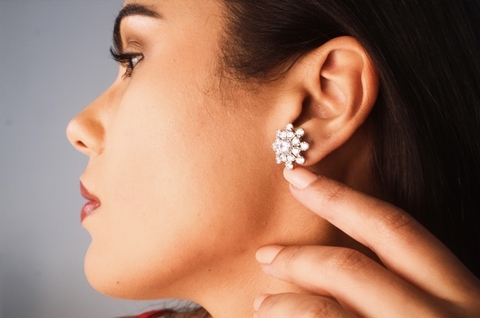 Brinco Flor Cravejada Banhado a Ródio Branco - comprar online