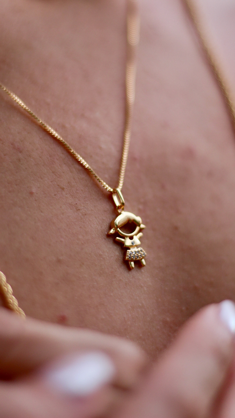 Colar Pingente Menina Vazada com Zirconias Banhado a Ouro 18k - comprar online