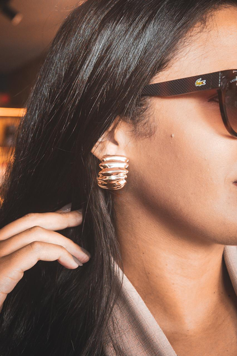 Meia Argola Trabalhada Banhada a Ouro 18k - comprar online