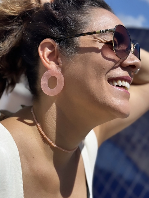 Brinco Kanoa Resinado Mesclado Rosa Claro