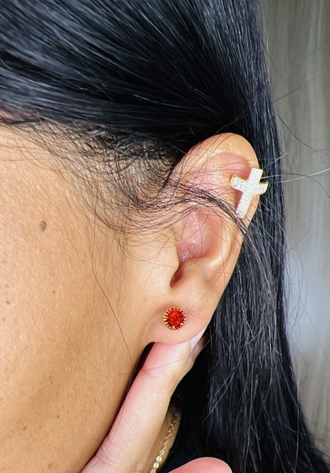 Brinco ponto de luz c/ zircônia vermelha folheado a ouro 18K