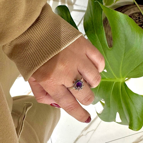 Anel de Prata Redondo Pedra Natural Ametista, Sol Pikun - comprar online