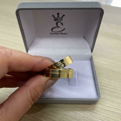 Par de Alianças em Moeda Antiga 6mm, Reta, Polida, 2 Frisos, 1 Pedra