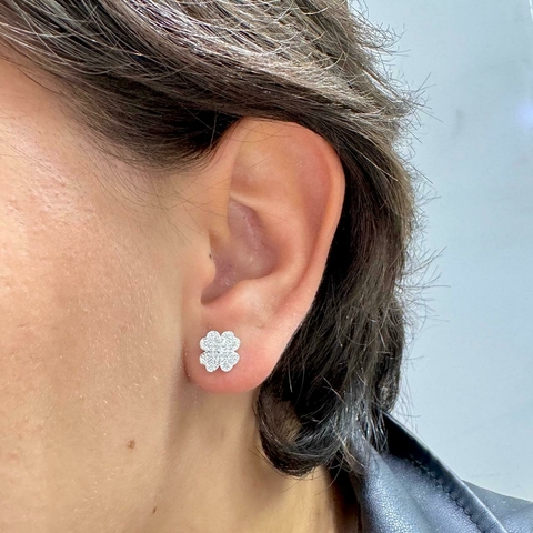 Brinco de Prata Trevo de 4 Folhas de Coração Cravejadas 0,9cm