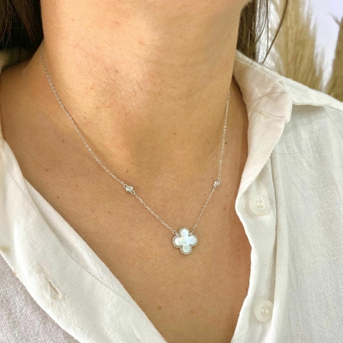 Colar de Prata 1 Trevo Madrepérola Borda Pontilhada, 2 Zircônias Insp.VCleef com Banho de Ródio - comprar online